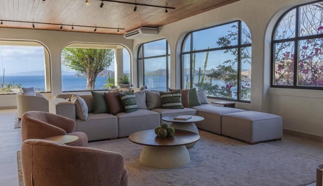 Casa Renacer ocean-view home w/Pool a few minutes to the beach
