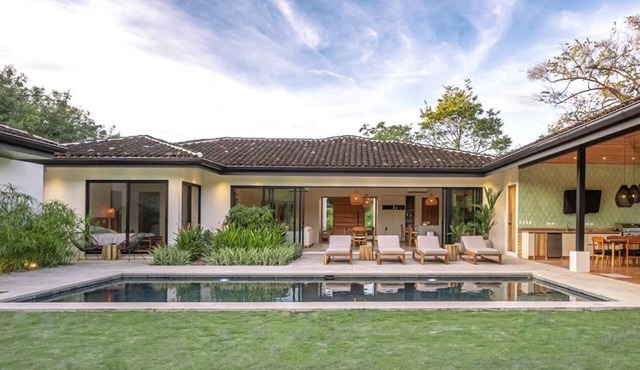 Casa Zuri Luxury Villa + Guest House & Beach Club