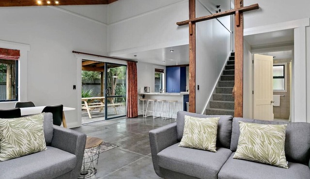 Central and Cozy - popular, peaceful retreat. Two storey, open plan, comfortable living. in Taupō