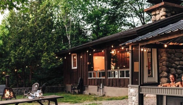 Chalet à louer dans les Laurentides : spa privé + bord du lac à Sainte-Lucie-des-Laurentides in Sainte-Lucie des Laurentides