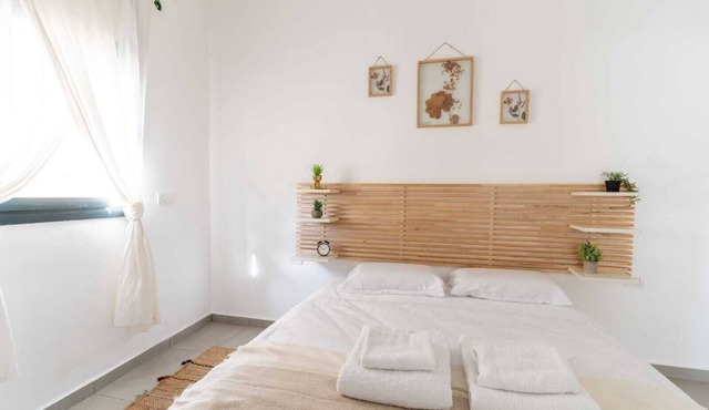 Charming 2-bedroom ,3 balconies apartment 600m Frishman Beach in Jerusalem