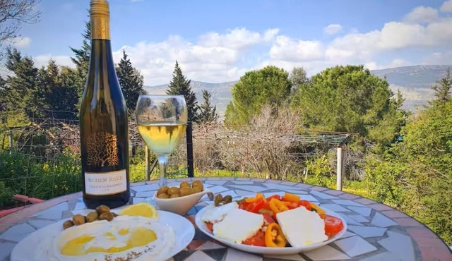 Charming 2-bedroom apartment with WiFi, AC in quaint Mikhmanim