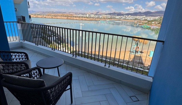 Charming 2-bedroom apartment in lovely Aqaba with AC