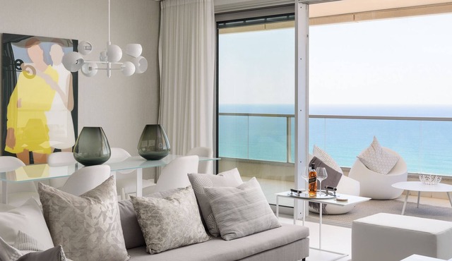 Charming 2 bedroom with fantastic Sea View