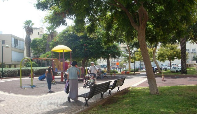 Charming 3-bedroom apartment with AC in vibrant Netanya
