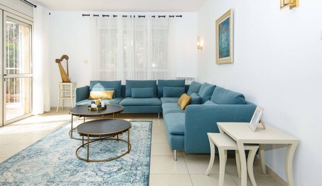 Charming 3 BR in Baka w/garden