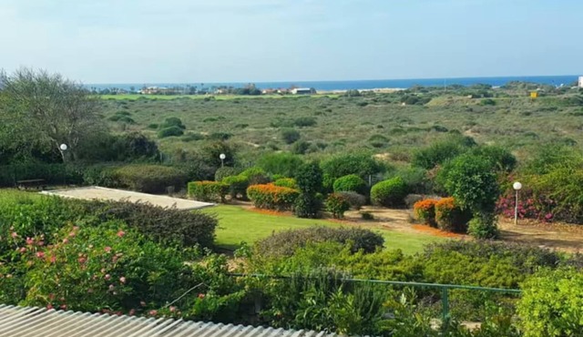 Charming cottage with garden and sea view in area with gym and pool in Caesarea