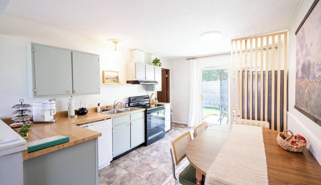 Charming Duplex, King Bed, Quiet Area, Near UIUC in Champaign