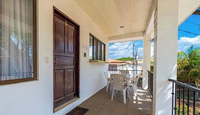Charming second-floor apartment with high-speed Wi-Fi, Netflix & pool