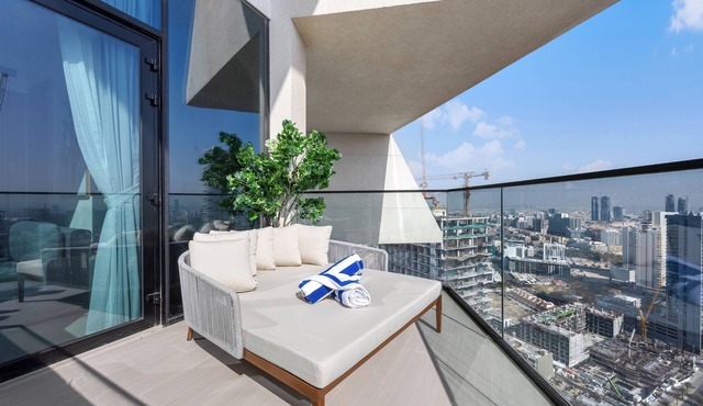 Chic 1BR Retreat with Pool & Balcony JVC