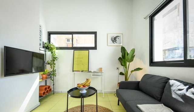 Chic Red Studio w Balcony near Talpiot Market
