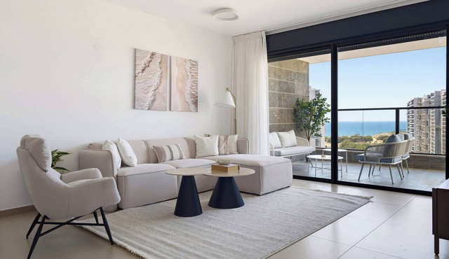 Coastal 4BR Apt l Balcony & Mamad -Bldg Renovation