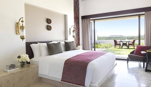 Comfortable Guest Villa! Free Parking, Onsite Swimming Pool & Spa, Seafront!