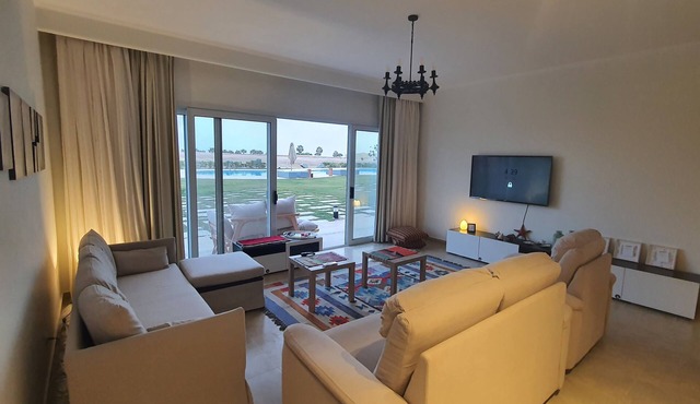 Comfy New GF Apartment Pool Front - 5 min from the Beach