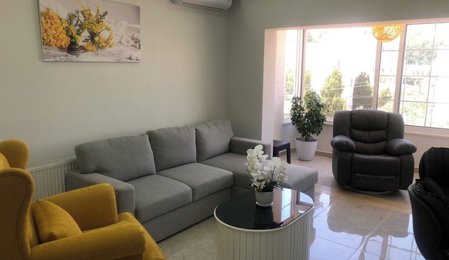 condo with WiFi, AC near the Royal Palace, in the Royal Hills area of Al hummer