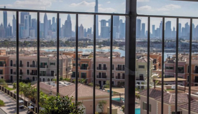 Contemporary 1BR in La Mer with Skyline Views!