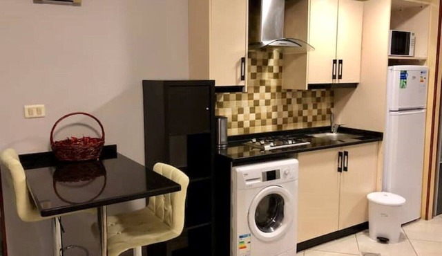 Contemporary studio 13 mins to downtown- few steps to great foods, cafes, shops