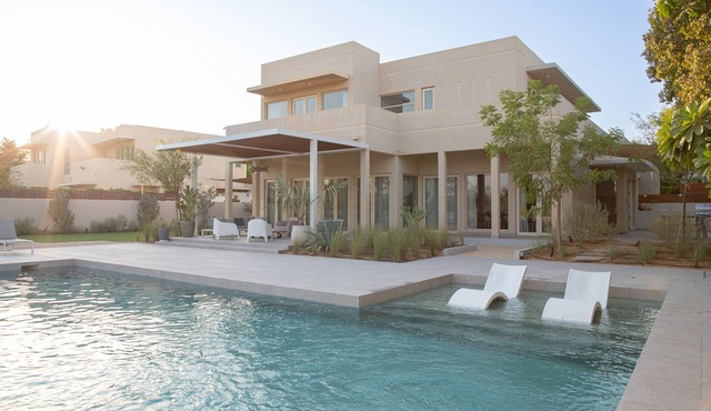 Contemporary villa with swimming pool and superb garden-15mn from Mall of the Emirates