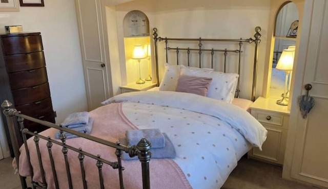 Cosy home in quiet cul-de-sac. Private fenced garden and free parking. in Wolverhampton
