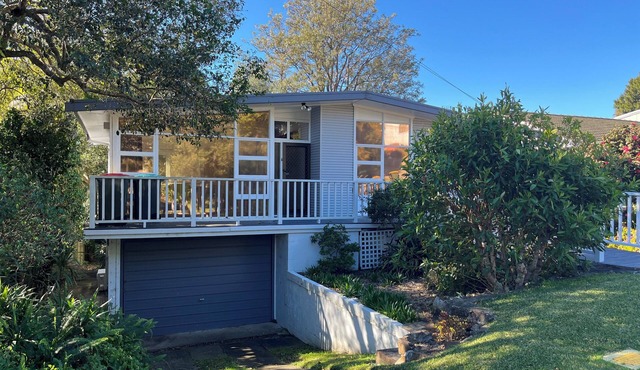 COTTAGE ON PARK: Backs onto Park, leads to Beach in Kiama