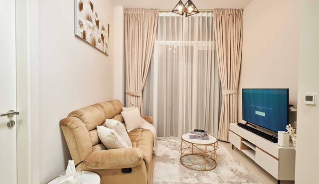 Cozy 1 Bedroom in Damac Hills with Free Wifi, AC and Gym Access, Pool
