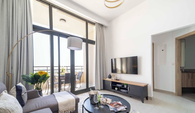Cozy 1BR Apt near Damac Hills - Sleeps 3!