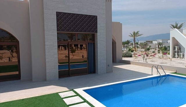 Cozy 2-Bedroom Poolside Haven