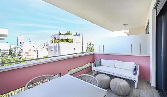 Cozy 2BR with Balcony and Mamad on Dizzengoff by HolyGuest