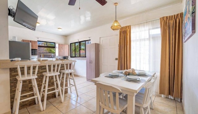 Cozy apartment complete with high-speed Wi-Fi, Netflix & serene pool access
