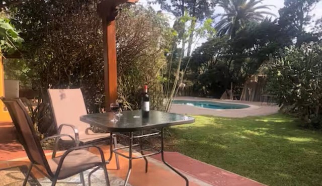 Cozy apartment in Monteverde downtown, hidden in a sunny garden.