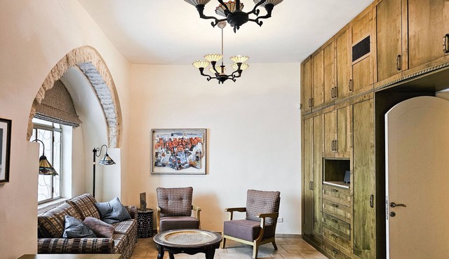 Cozy Authentic Retreat in Old City by FeelHome