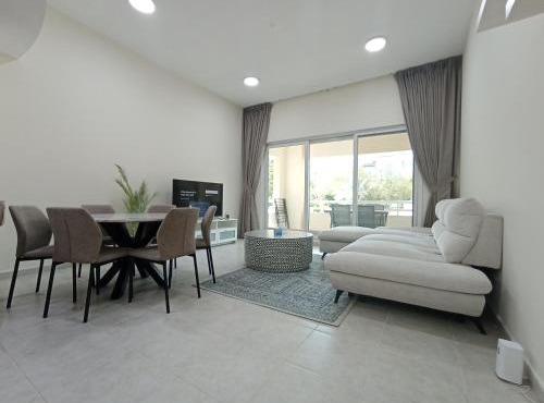 Cozy Bedroom Retreat in Green Community Pool View