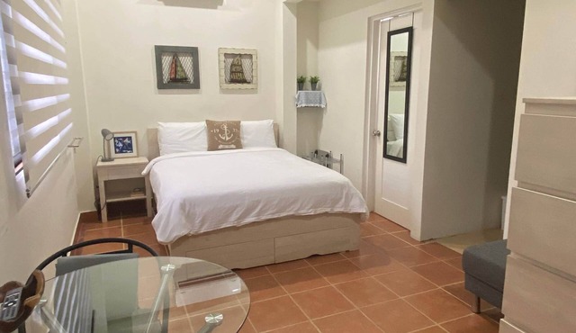 Cozy, bright, ground floor studio, pool, walk to beach