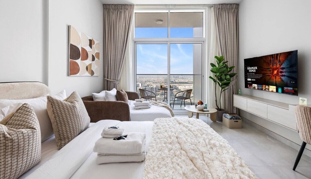 Cozy Studio with 31st Floor Miracle Garden View