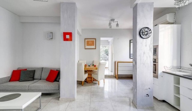 Cute 1BR in Jabotinsky by Holiday-rentals