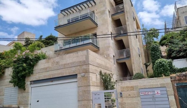 Cute Studio near Yad Vashem. Free street parking.