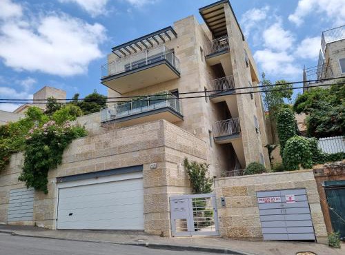 Cute Studio near Yad Vashem by the light rail station FREE street parking