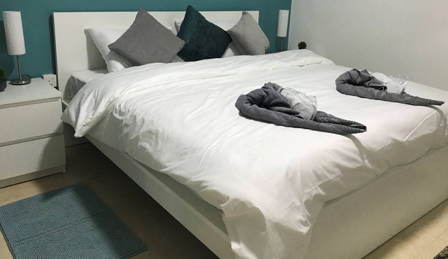 Cyan Guest House - Private Modern Bedroom with A/C - Petra