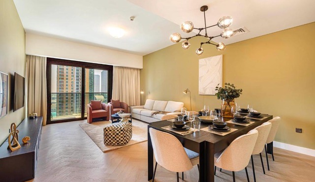 Daniels Luxe 3BR Downtown with Skyline View