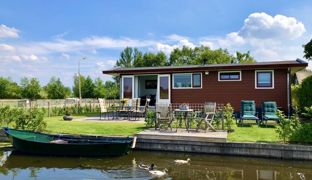 De Roodborst, in the middle of nature, with rowing boat, and near Amsterdam in Breukelen