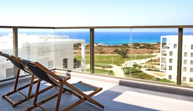 Deluxe 2 Bedroom Penthouse with Terrific Sea Views
