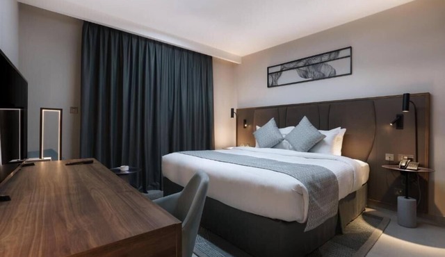 Deluxe King Room Near Nakheel Oasis
