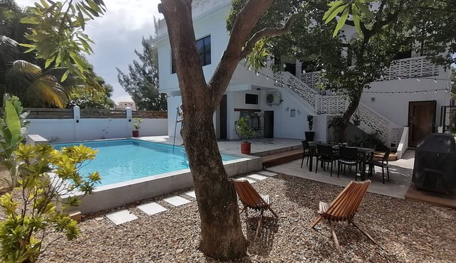 Downtown Dangriga! North American style and comfort with pool. Everything nearby in Dangriga