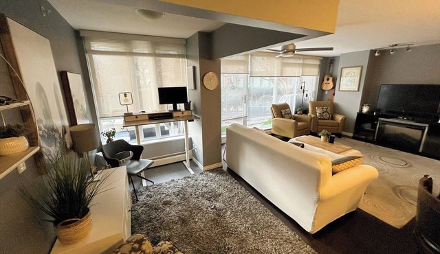 Downtown Oasis for FIFA | Pool, Hot Tub | Huge Patio | Free Parking | Sleeps 4 in Vancouver