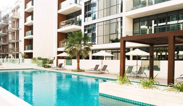 Dream Inn - Elegant Four-Bedroom Apartment with balcony