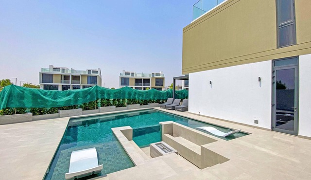 Dubai Hills Luxury Villa Complete With car & Driver