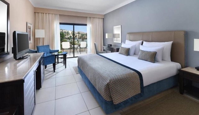 Easygoing Resort Living with Water Fun, Dining & Open Views l 4 Pool-view Rooms