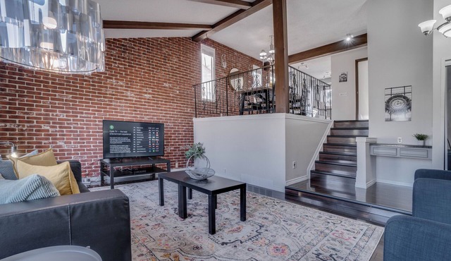 Edmonton House w/5 Bedrooms/3 Bathrooms and 2 Kitchens & Fenced Yard. in Edmonton