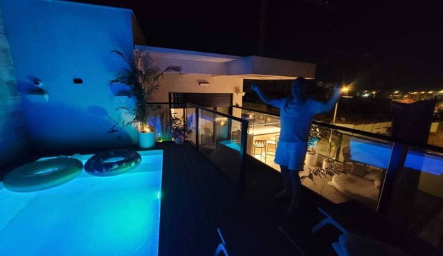 Eilat, Penthouse with pool, 4bed, living room, terrace, kosher BBQ for Passover