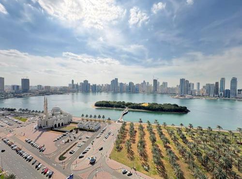 Elegant 2BR Waterfront Apartment Spacious